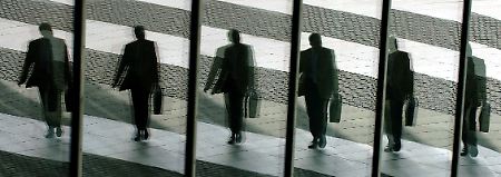 In schlechten Zeiten sollen auch für deutsche Top-Manager Gehaltsabzüge möglich sein.
