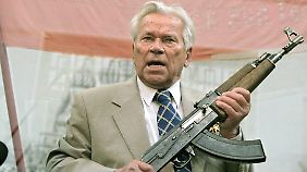 Michail Kalaschnikow, Erfinder der "Awtomat Kalaschnikowa" wurde im November 92 Jahre alt.