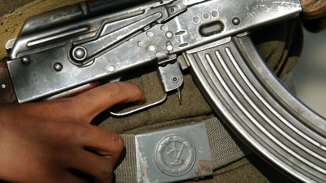 Ein Soldat der Nordallianz (militärisches und politisches Bündnis gegen die Taliban) 2001 bei einer Straßenkontrolle in der Nähe der afghanischen Hauptstadt Kabul. Der Gürtel der provisorischen Uniform stammt noch aus den Beständen der ehemaligen NVA.