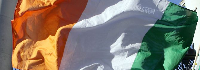 Die irische Flagge vor dem Regierungsgebäude in Dublin.
