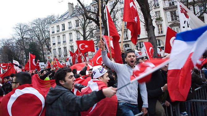 In Paris gingen wütende Türken auf die Straße, um gegen das Gesetz zu protestieren.