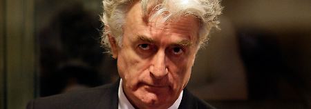 Nach dem Tod von Slobodan Milosevic ist der ehemalige bosnische Serbenführer Radovan Karadzic der ranghöchtse Missetäter, dem der Prozess gemacht wird.