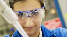 Frauen bilden die Mehrheit unter den Auszubildenden - fast immer haben die angehenden Chemielaboranten Mittlere Reife oder Abitur. (Bild: Hager/dpa/tmn)