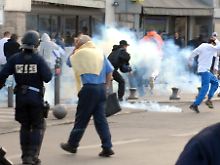 Anwohner heizten die Stimmung mit Attacken auf die PSG-Fans weiter an.
