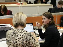 Die Mitarbeiter der Agentur für Arbeit stehen den Quelle-Angestellten mit Rat und Tat zur Seite ...