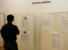 Zahlreiche Stellwände informieren über die aktuellen Bewebungsgepflogenheiten.
