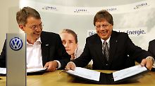 Lichblick-Chef Christian Friege freut sich mit VW-Bereichsvorstand Werner Neubauer über das gemeinsame Projekt: Den Angriff auf Energiegiganten wie Vattenfall, RWE, EnBW und Eon (Archivbild).