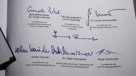 CSU-Chef Seehofer musste improvisieren - zwischen Merkels und Westerwelles Unterschrift war nicht mehr genug Platz.