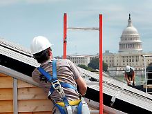 Montage von Solarzellen in Washington: Eine transatlantische Zusammenarbeit in der Energiepolitik könnte die Abhängigkeit von fossilen Energieträgern verringern.