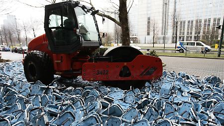 Eine Walze plättet vor dem Wirtschaftsministerium in Düsseldorf Plagiate eines Einkaufskorbes.