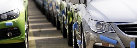 Wer mit dem Neuwagen nicht einverstanden ist, muss das schon bei der Übergabe reklamieren. 