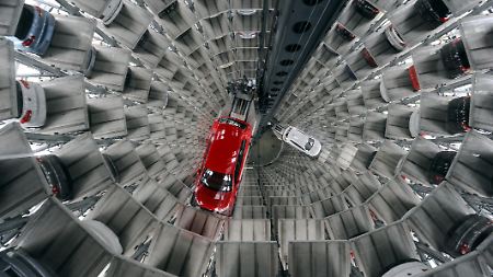 Die Hochregallager in der Autostadt Wolfsburg sind 20 Stockwerke hoch.