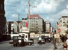 ... als realitätsnah aufbereitet. Ihn durften zu DDR-Zeiten nur Ausländer und Diplomaten passieren.