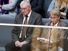 Merkels Eltern auf der Besuchertribüne im Reichstag.