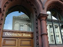 "Man kennt sich": In Köln wirbt eine Filiale der Deutschen Bank direkt gegenüber der Privatbank um vermögende Kundschaft.