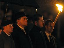 Stabwechsel: Guttenberg (zweiter von rechts) und sein Vorgänger Jung beim Zapfenstreich.
