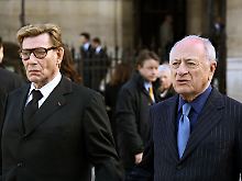 Der Reichste unter den toten Stars: Yves Saint Laurent (l), hier mit seinem Lebensgefährten Pierre Berge (Archivfoto vom 27. März 2006). 