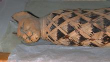 Katzenmumie aus "griechisch-römischer" Zeit im Labor des ägyptischen Museums in Kairo.