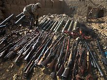 Ein Soldat sortiert in Waziristan von den Taliban erbeutete Waffen und Munition.