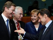 "Das ist eine glückliche Fügung, dass gleich am ersten Tag meiner Amtszeit die Möglichkeit besteht, gleich mit so vielen neuen Kollegen zusammenzutreffen", sagt Außenminister Westerwelle (l).