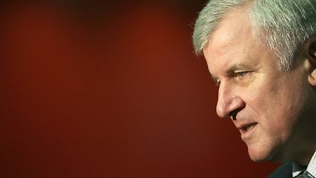 Horst Seehofer appelliert an seine Kollegen, sich an vorher gefasste Beschlüsse zu halten.
