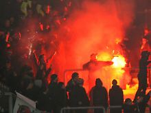 Nach dem Treffer zum 0:1 wird im Hamburger Block ein Feuerwerk abgebrannt.