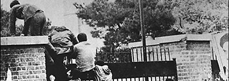 Iraner stürmen die US-Botschaft in Teheran am 4. November 1979.