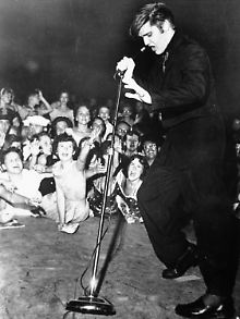 Elvis auf der Bühne der "Mississippi-Alabama State Fair" in Tupelo, 1956.