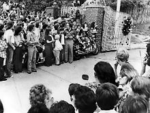 Trauernde Fans vor dem Tor zu "Graceland", am 17. August 1977. 