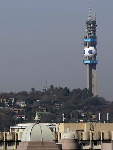 Weltgrößter Fußball über Pretoria, am "Telkom Lukasrand Tower": Er wiegt 50 t und hat 24 m im Durchmesser. 