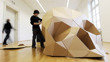 Der irische Künstler Ivan Twohig arbeitet in der Ausstellung "Fenomen Ikea" an seinem Schädel aus Ikea-Verpackungsmaterial.