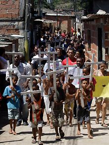 Protestzug von Kindern gegen die Gewalt in den Slums (Favelas) von Rio.