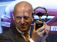Gespür für den richtigen Zeitpunkt: Opel-Aufsichtsratschef Carl-Peter Forster nimmt für Opel das "Goldene Lenkrad" entgegen.
