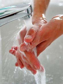 Regelmäßiges Hände waschen hilft die Übertragungen der Krankheit einzudämmen.