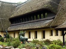 So sehen sie heute aus: das Haupthaus von Honeckers einstigem Jagdsitz in Drewitz ...