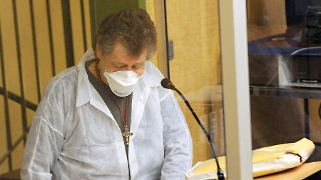 Der Angeklagte bei Prozesssbeginn am 26. August. Shanti musste in einem Glaskasten sitzen sowie einen Gummimantel und Mundschutz tragen, da er an einem übertragbaren MRSA-Keim leidet. 