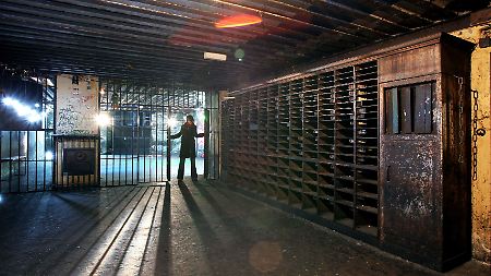 Alter Standort des Clubs Tresor: Zwischen  Schließfächern und Panzerschränken des ehemaligen Wertheim-Kaufhauses in der Leipziger Straße.