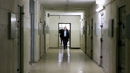 Über 30 Ex-Häftlinge geben heute Führungen in der Gedenkstätte Hohenschönhausen.