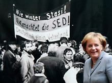 Merkel besucht eine Ausstellung zum 20. Jahrestag des Mauerfalls.