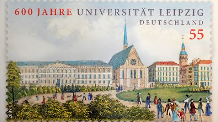 Die Sonderbriefmarke zum Jubiläum zeigt den Leipziger Augustusplatz um 1845 mit dem Augustueum (l), dem damaligen Hauptgebäude der Universität, und der Paulinerkirche (m).