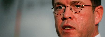 Eventuelle Verfahrensfehler müssen untersucht werden, sagte Verteidigungsminister Guttenberg. Der Angriff sei aber grundsätzlich angemessen gewesen.