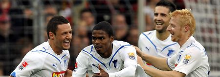 Hoffenheimer Jubel: Sejad Salihovic, Maicosuel, Vedad Ibisevic und Andreas Ibertsberger, von links, freuen sich am vergangenen Sonntag  in Freiburg über das Tor von Maicosuel.