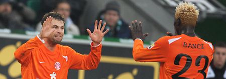 Gut drauf: Die Mainzer holten zuletzt ein 2:2 beim Meister in Wolfsburg. Hier jubelt Andreas Ivanschitz, links, mit Aristide Bance.