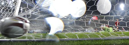 Der Ball ist im Tor - und ein Herthaner hat geschossen. Geschehen am Donnsterstag in Heerenveen, Artur Wichniarek war's. Und die Berliner haben tatsächlich ein Spiel gewonnen.