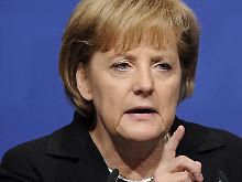 Gegenwind aus allen Richtungen: Merkel bleibt unbeeindruckt.