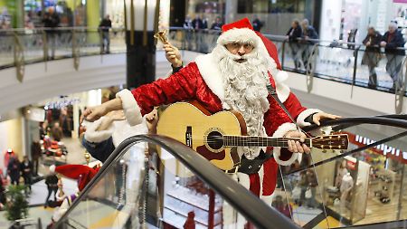 Viele sind froh, wenn sie auf Weihnachtsmänner wie diese verzichten können. Im Internet kann man diesen oder ähnlichen Begegnungen entgehen.