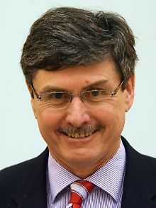 Ferdinand Dudenhöffer hat eine klare Vorstellung davon, wie es im GM-Management zugeht.