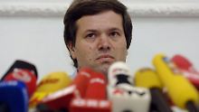 Der Freund des Kidnappers Wolfgang Priklopil, Ernst H., während einer Pressekonferenz 2006.