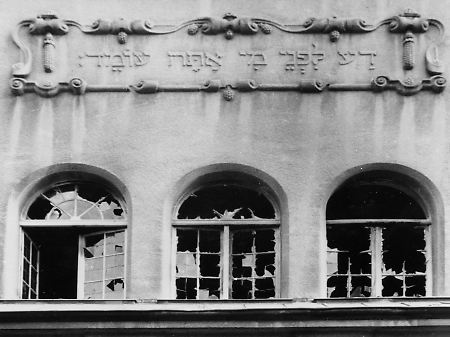 Das Foto zeigt die Kieler Synagoge nach der Reichspogromnacht.