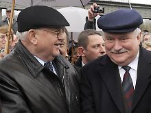 Gorbatschow und Walesa auf der Bornholmer Brücke.